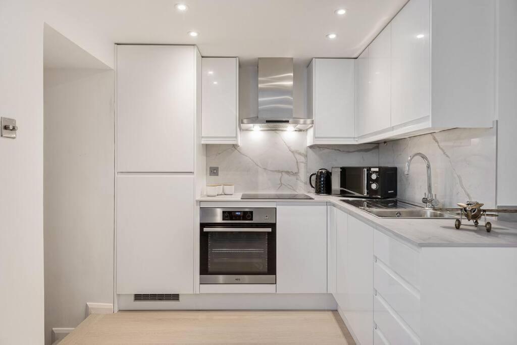 Cs Queensway * Londra